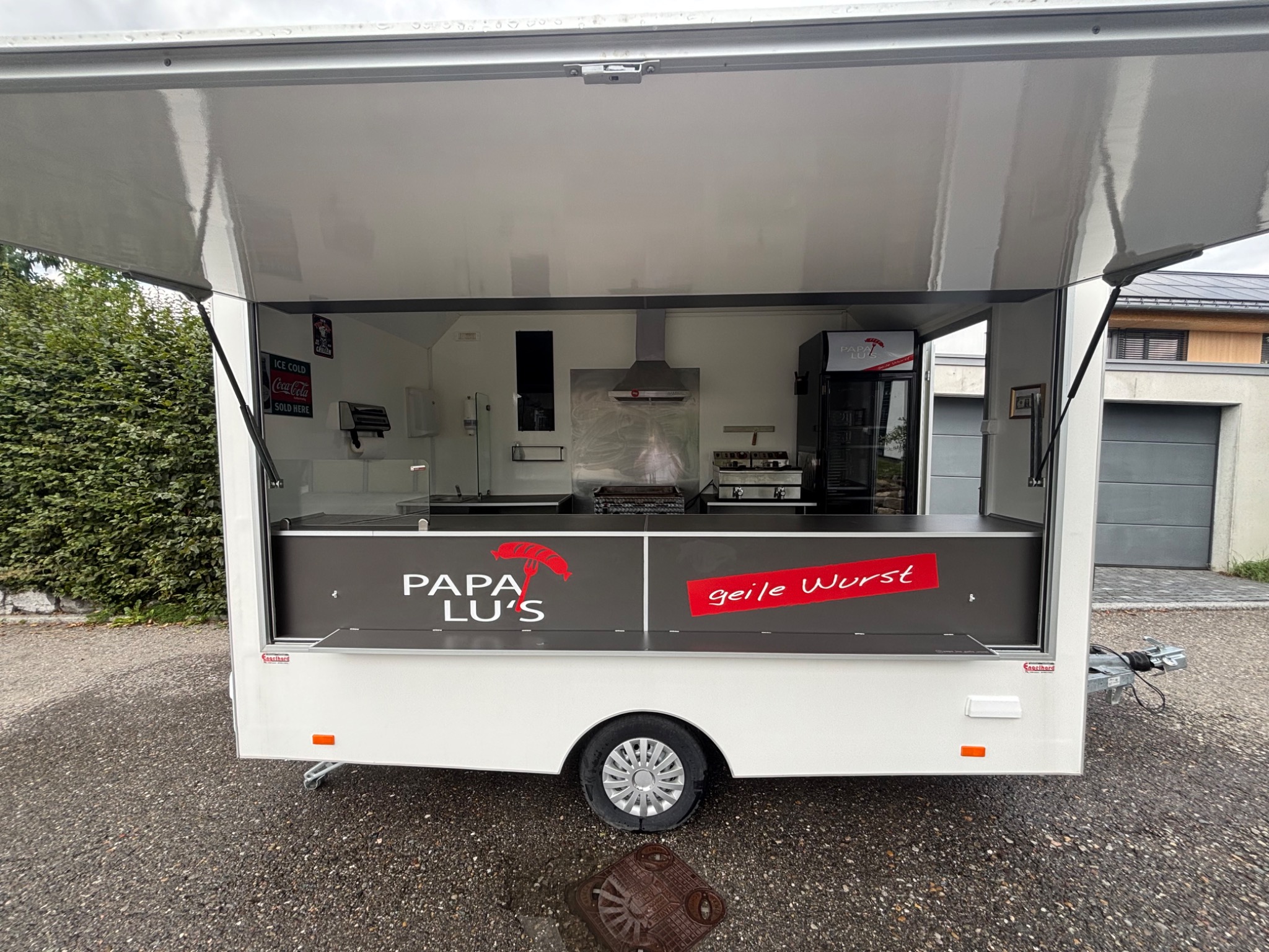 Verkaufsanhänger&nbsp;Papa&nbsp;Lu's geöffnet