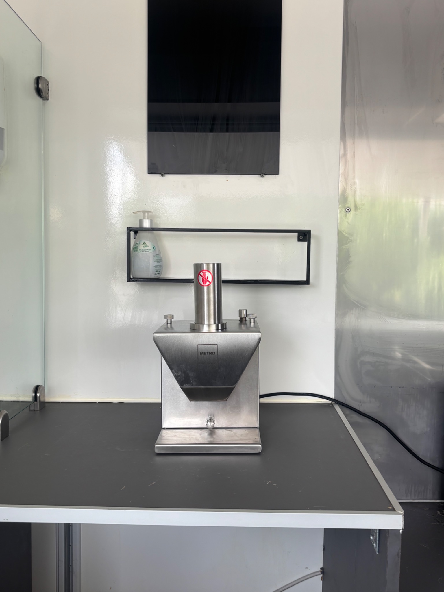 Elektrischer Currywurstschneider im Anhänger