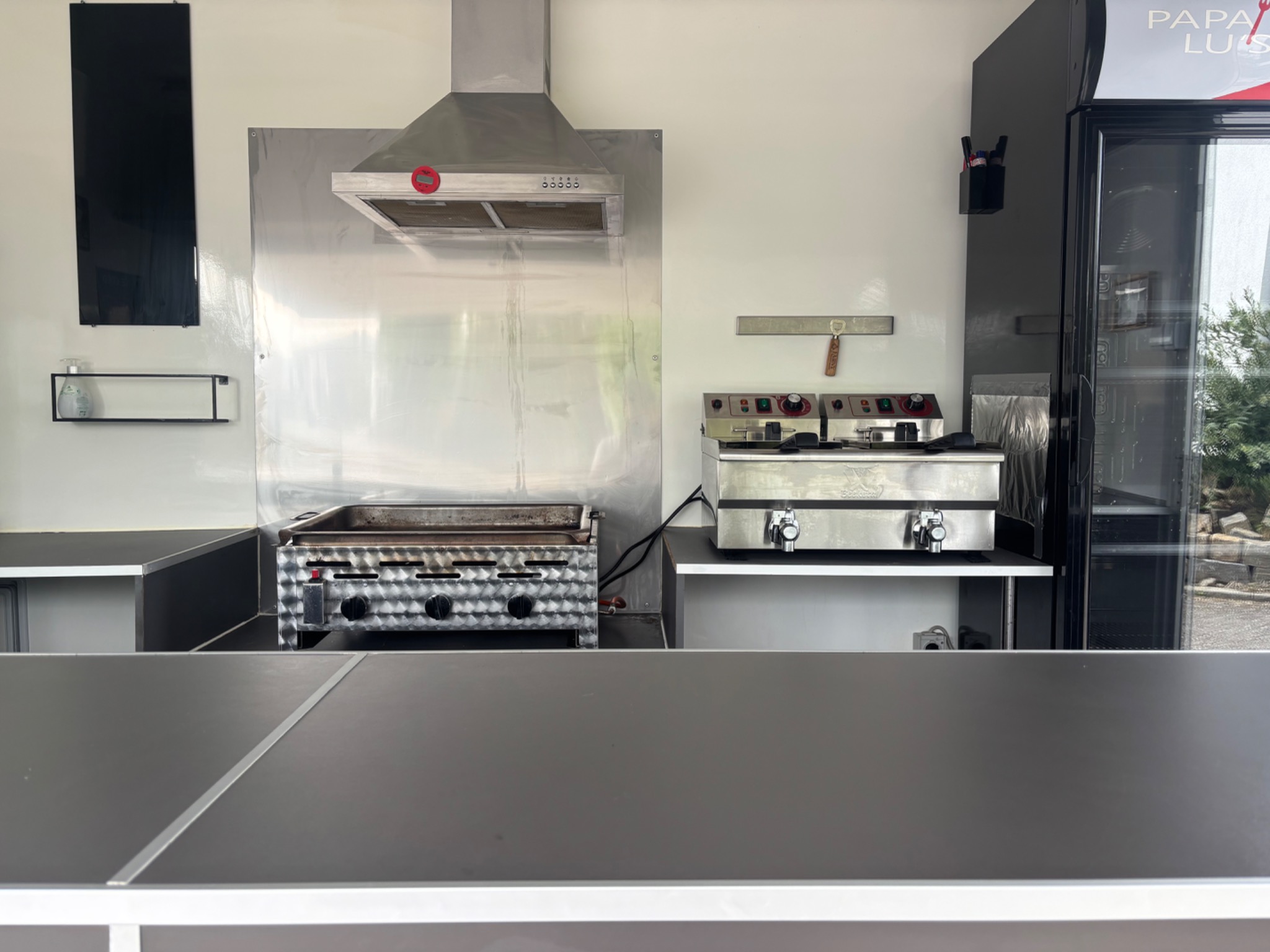 Elektrogrill und Fritteusen im Anhänger