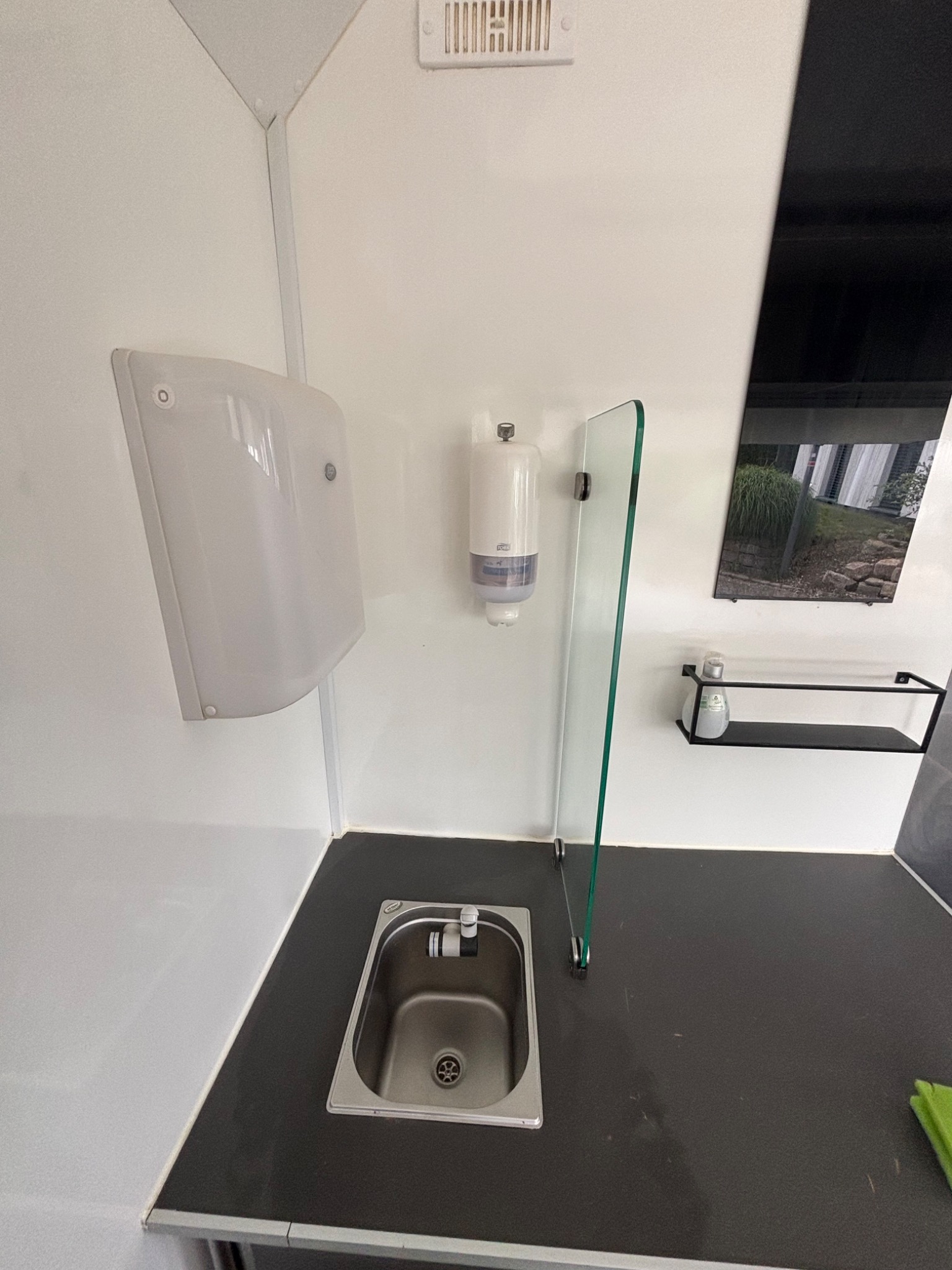 Handwaschbecken mit Warmwasser